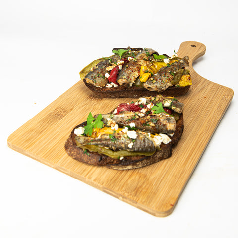 Tartines aux trois poivrons grillés, aux truites et au piment d'Espelette